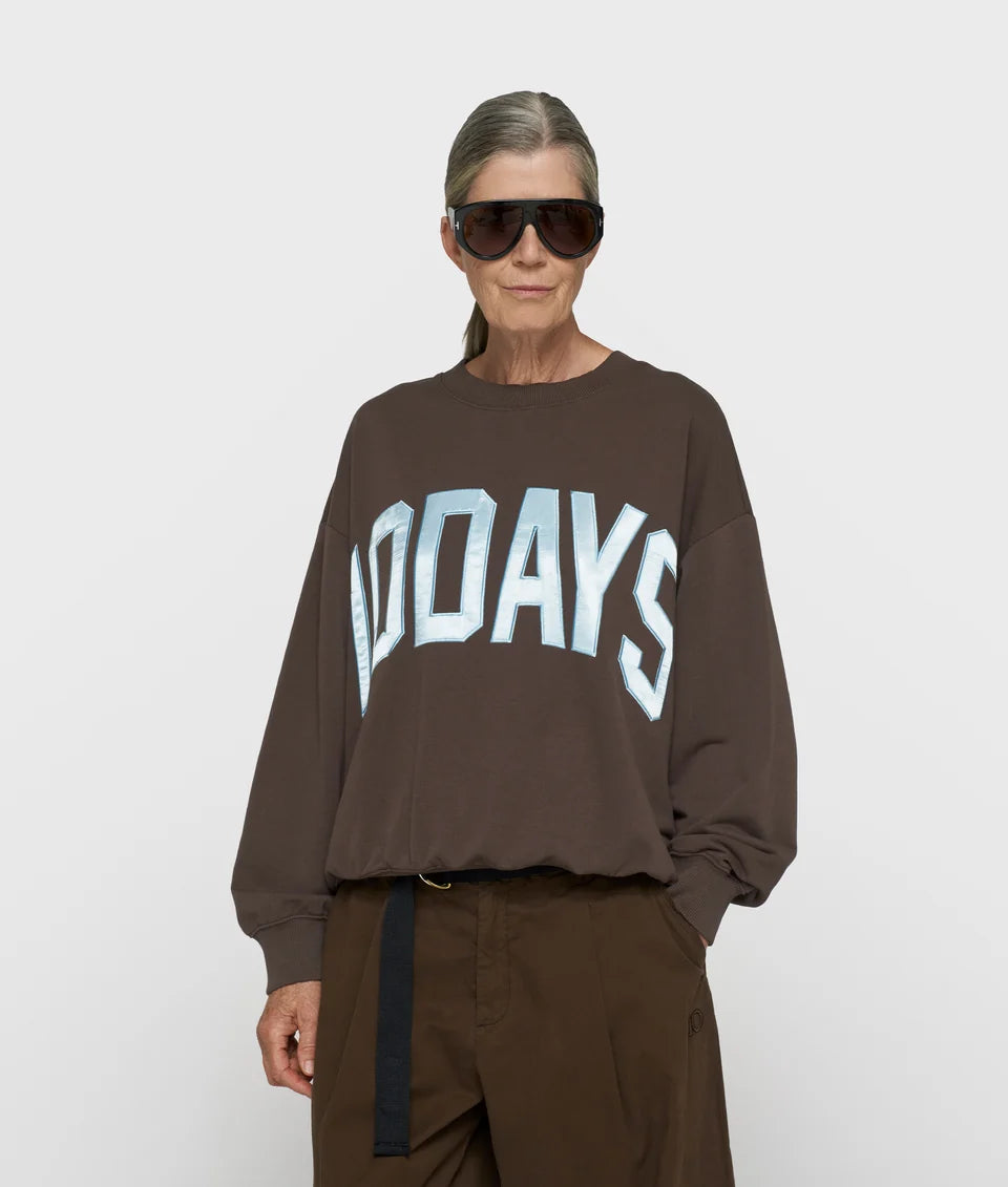 10DAYS Sweater Baseball in Light Shiitake met oversized pasvorm