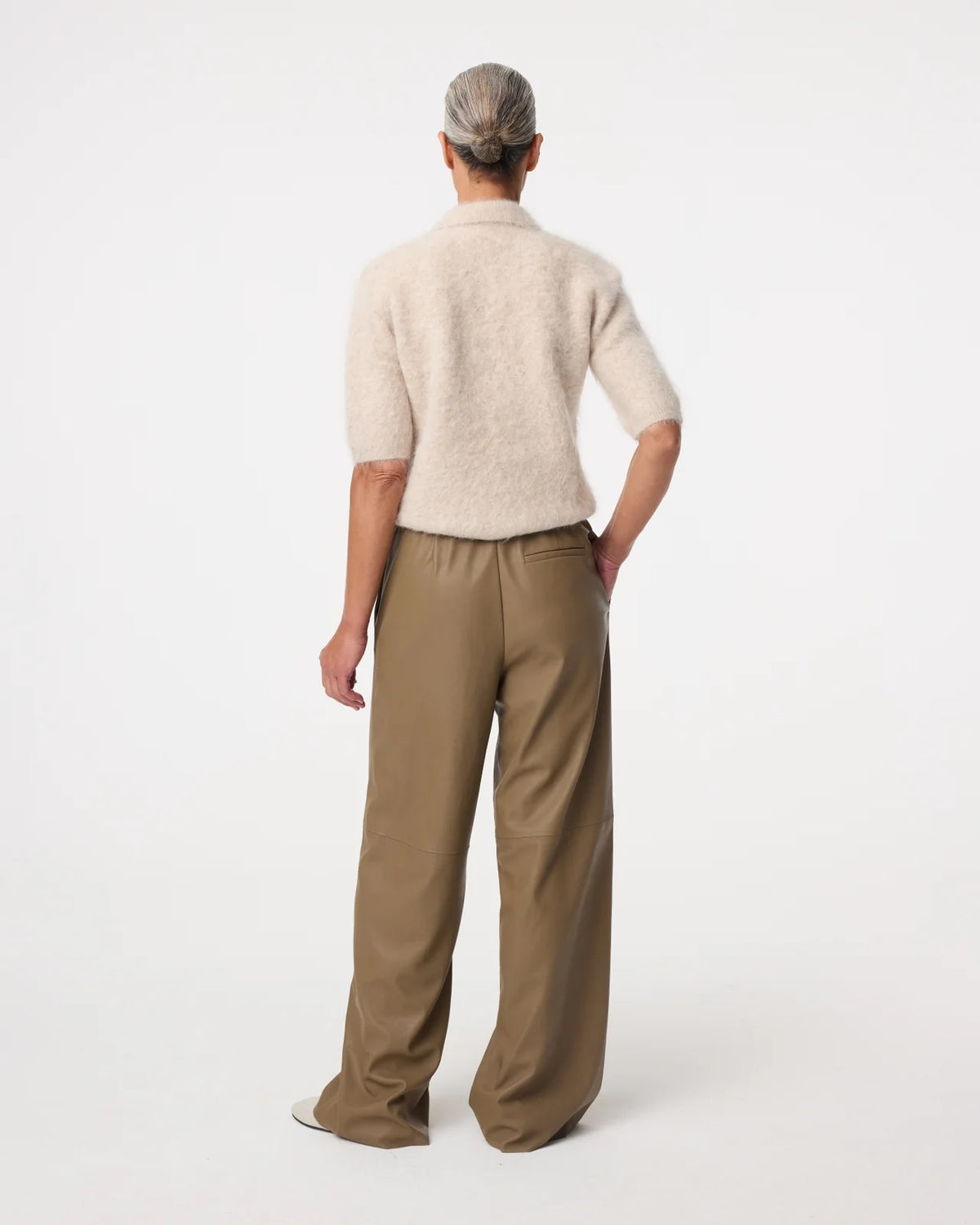 Knit-ted Pantalon Ada in Hazel van soepel imitatieleer achterkant