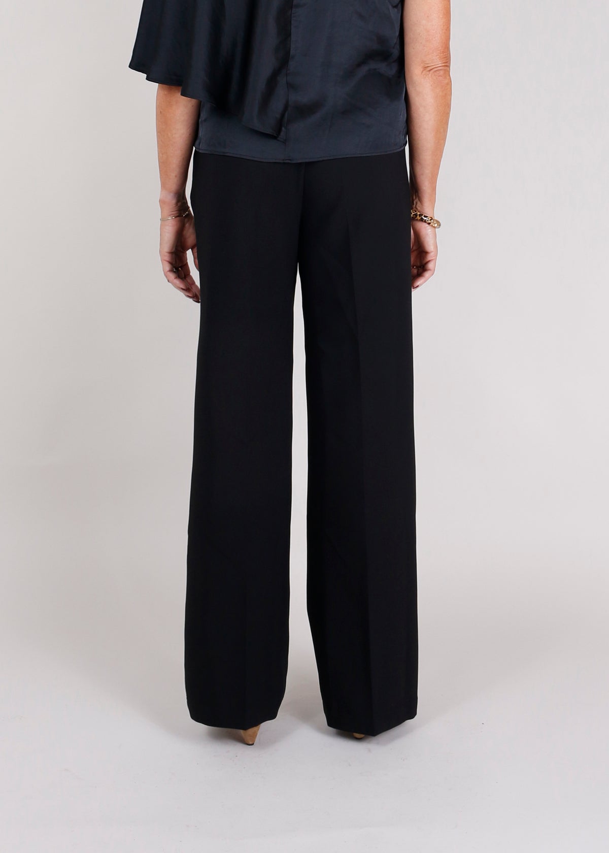 La Vie Pantalon Emma in Black met rechte wide leg pasvorm