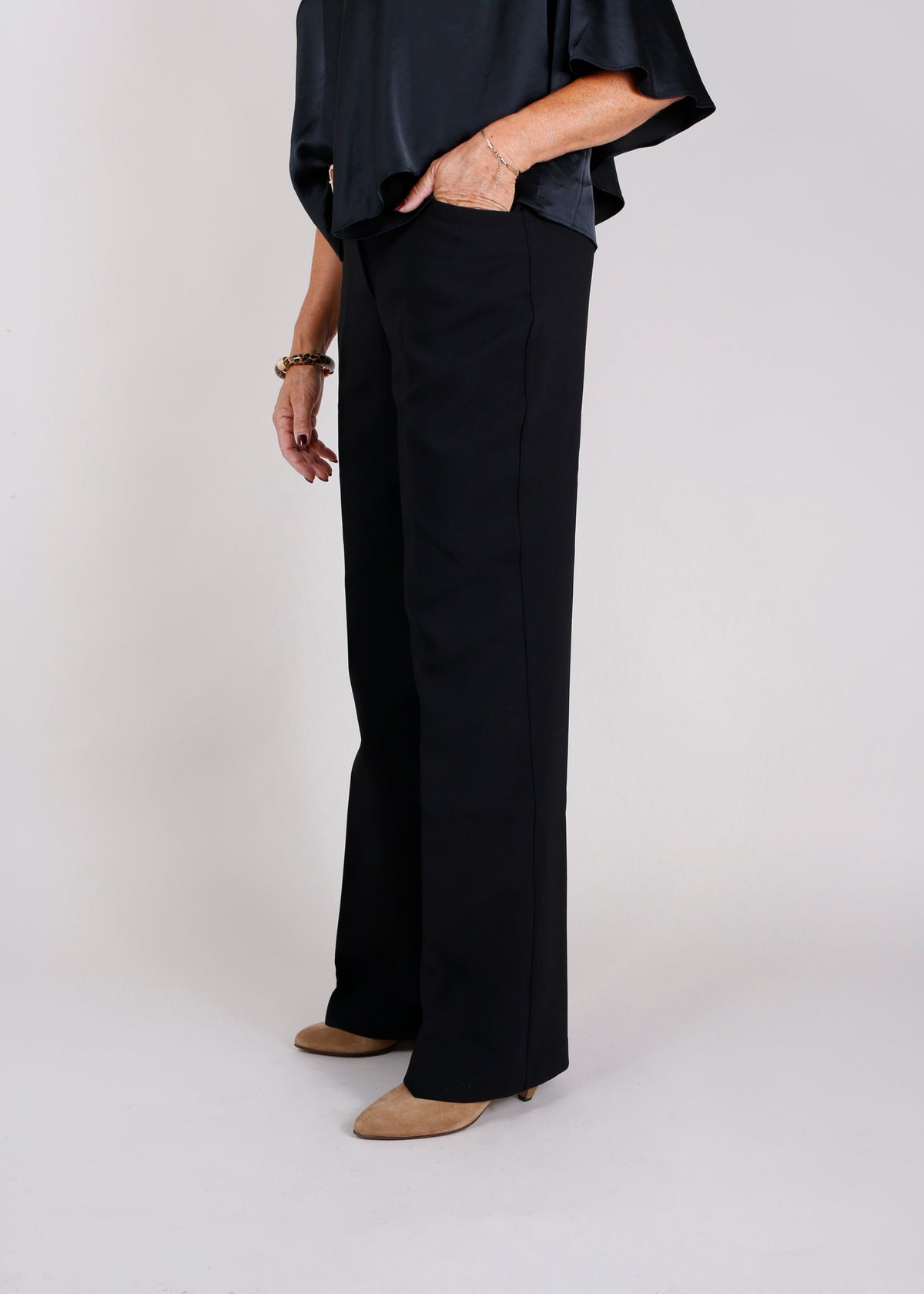 La Vie Pantalon Emma in Black met rechte wide leg pasvorm