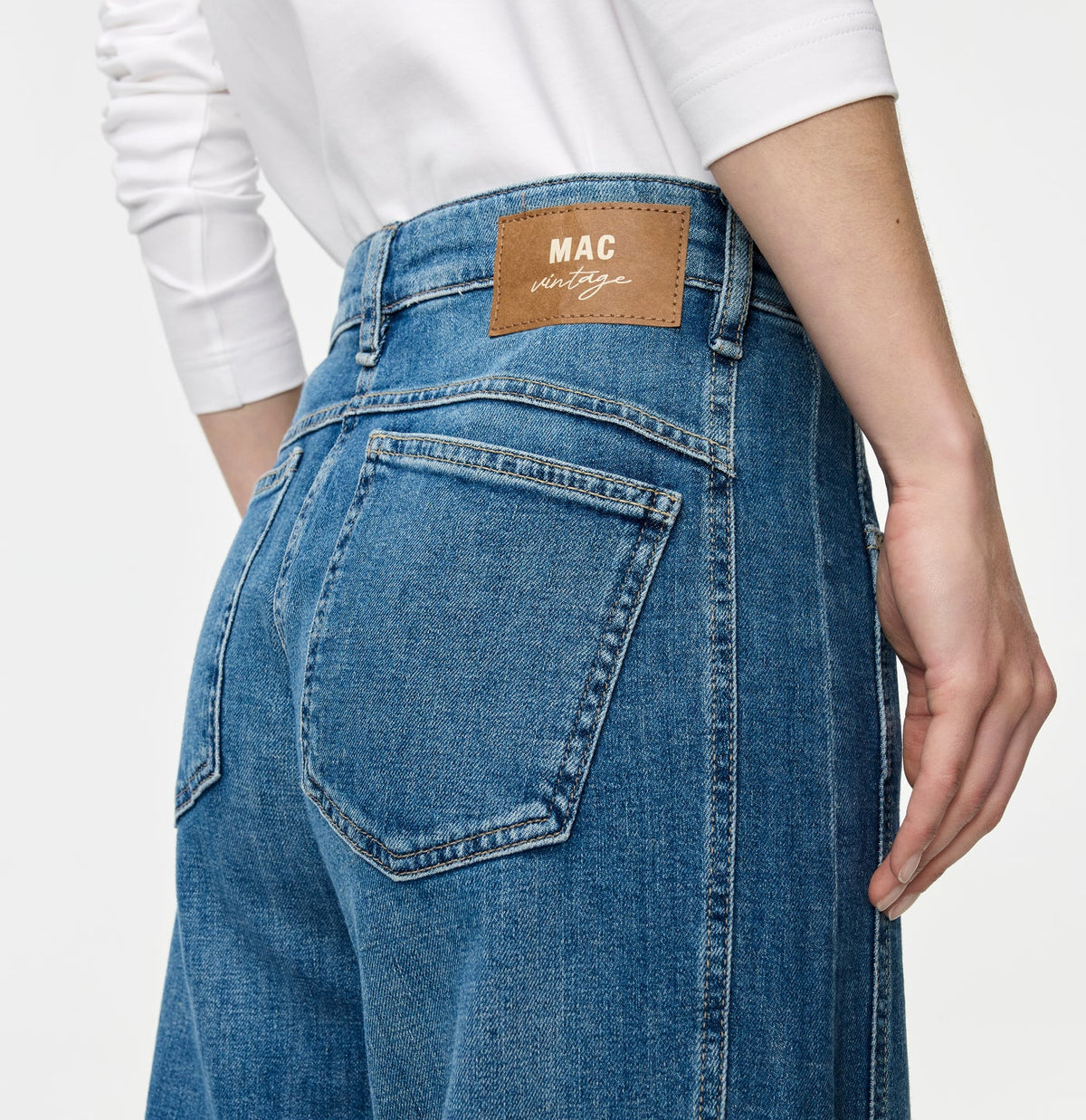 MAC Ohio barrel jeans in Mid Blue Use Wash detail