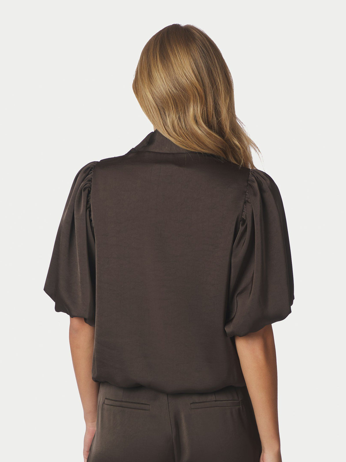 Neo Noir Blouse Parisa Heavy Sateen in Dark Brown achterkant