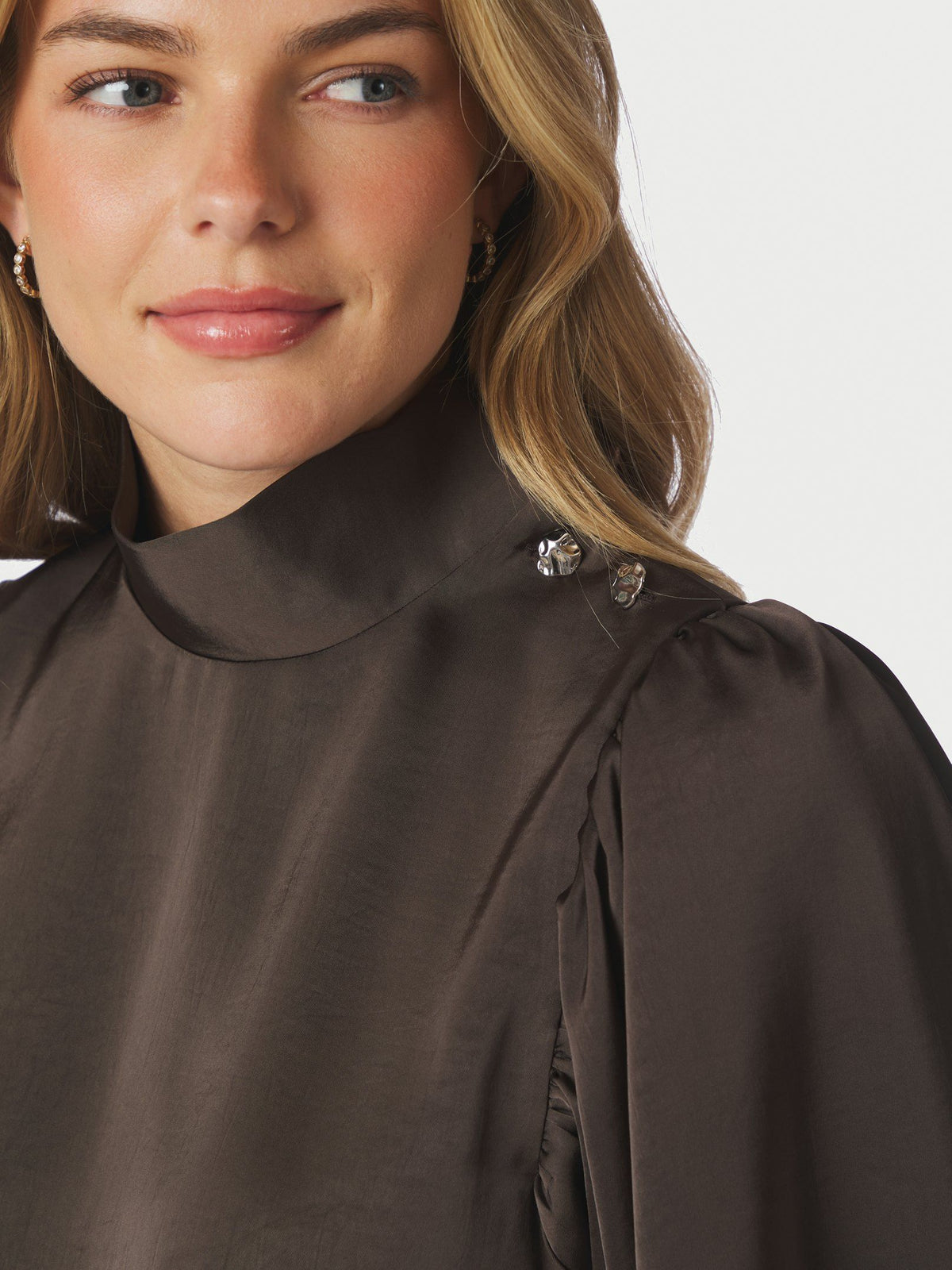 Neo Noir Blouse Parisa Heavy Sateen in Dark Brown detail