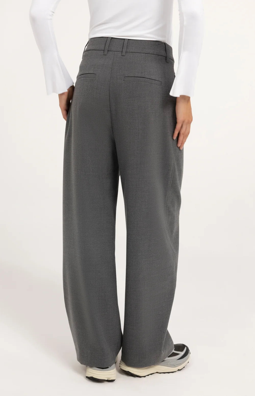 YAYA Pantalon Barrel Leg in Medium Grey Melange achterkant
