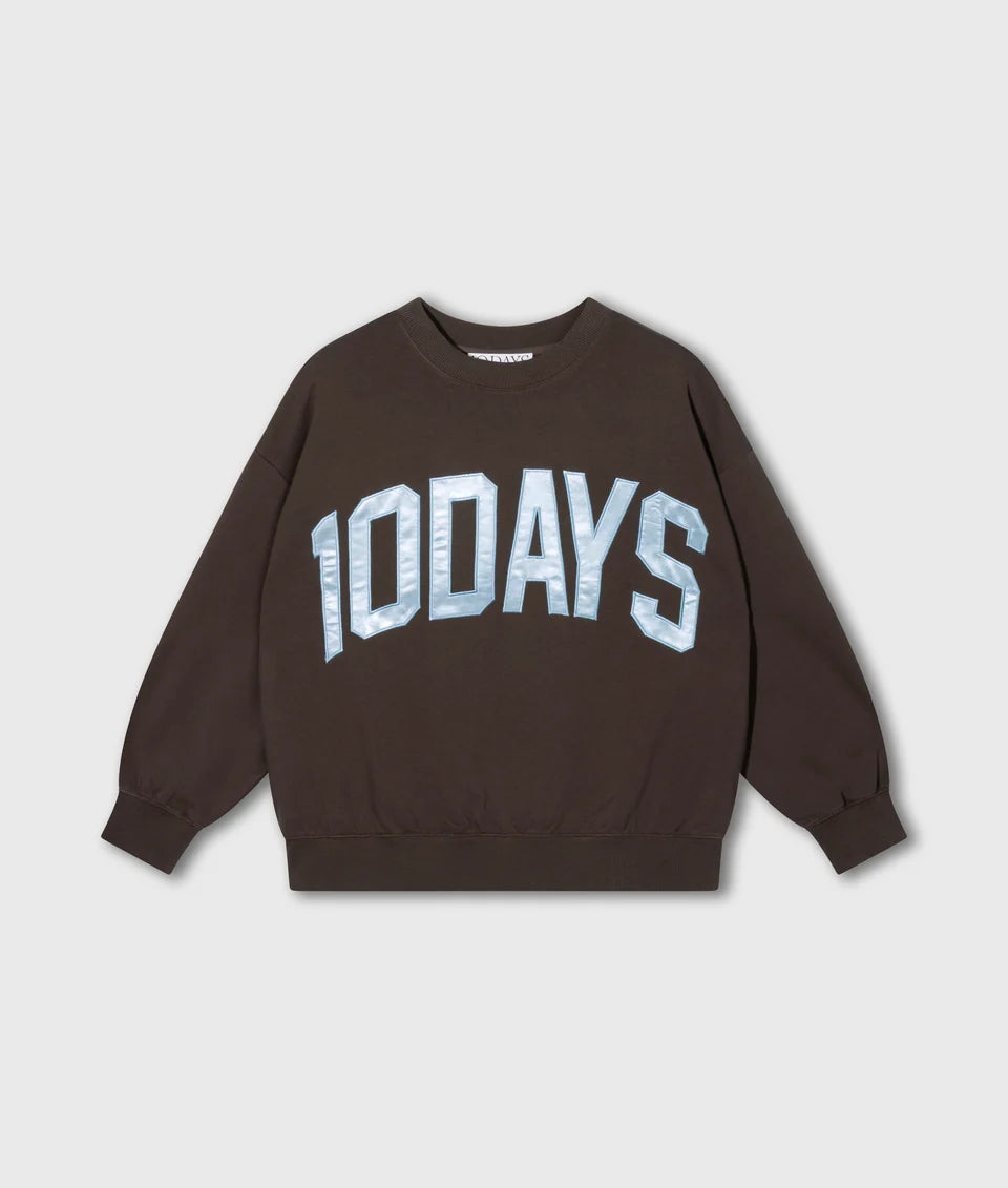 10DAYS Sweater Baseball in Light Shiitake met oversized pasvorm