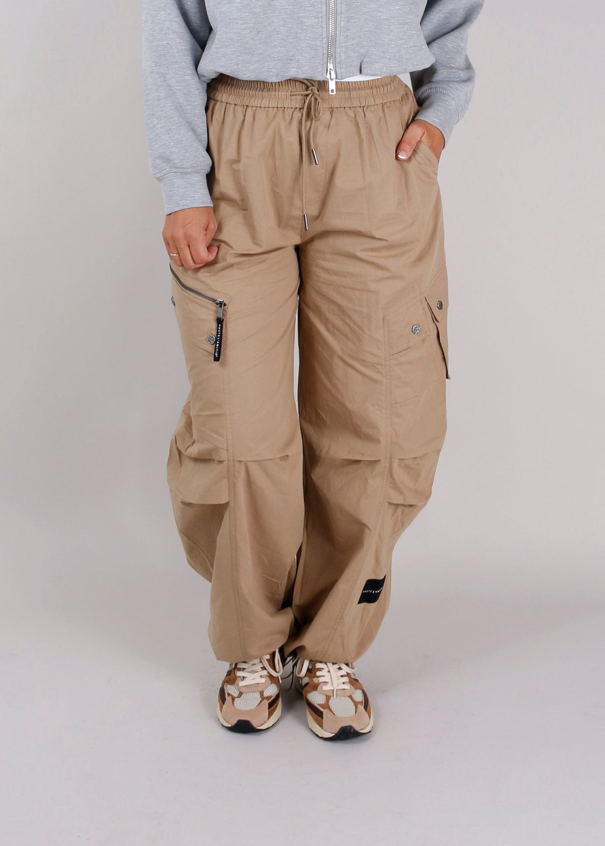 Haute L'Amitié Cargo Broek Air Zip Tall in Walnut
