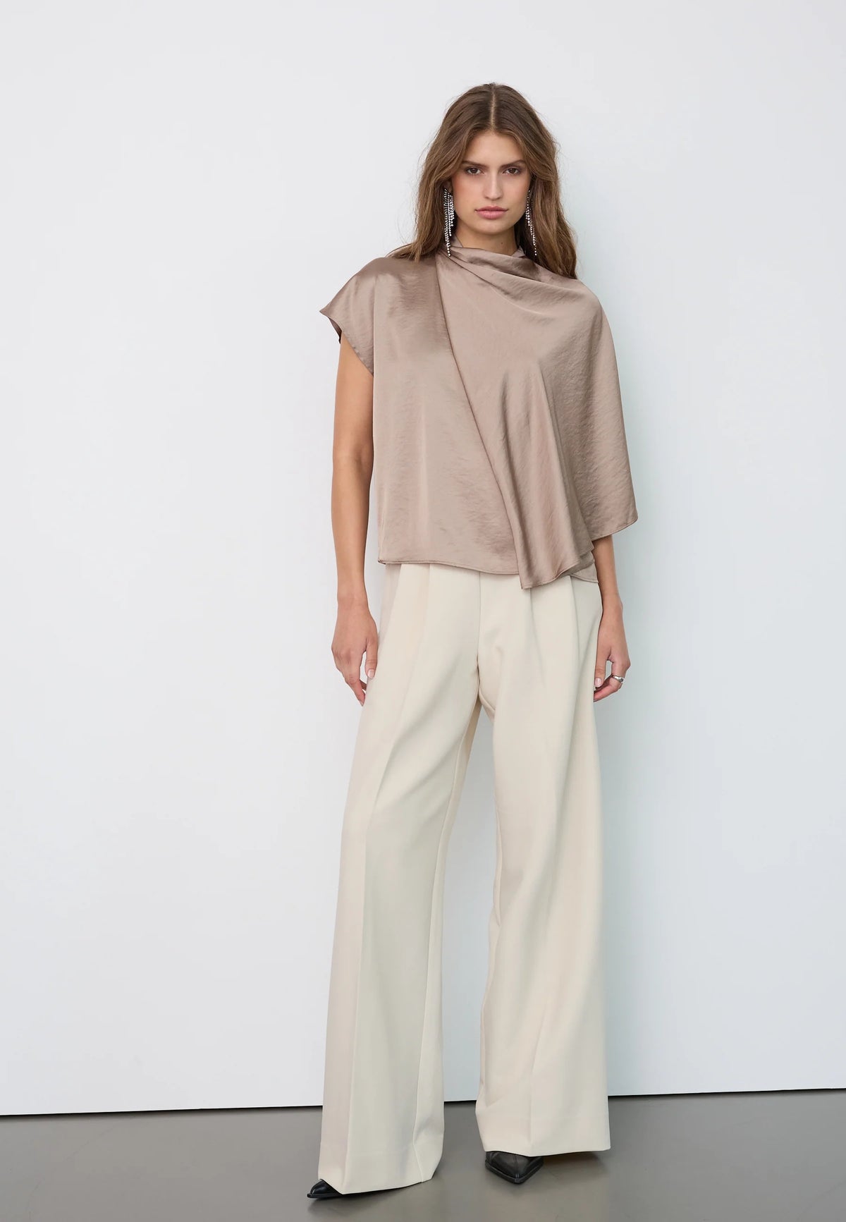 Bruine Co'Couture blouse met asymmetrisch cape-effect