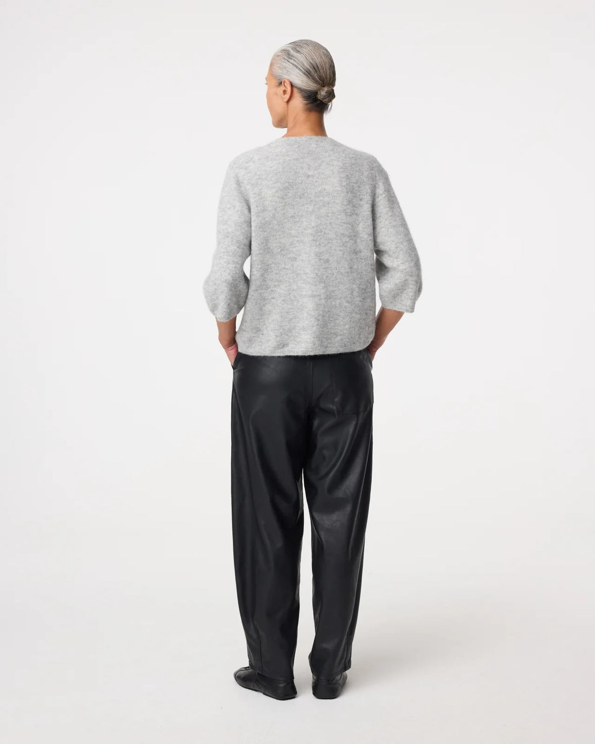 Knit-ted Pantalon Alba in Black van soepel imitatieleer achterkant